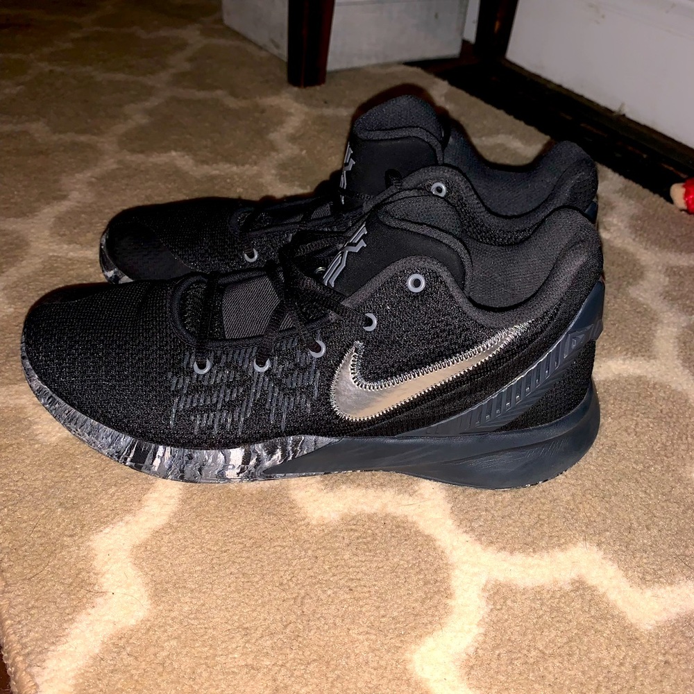 - Nike sneakers kyrie flytrap